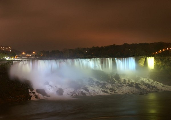Niagara Falls - by night